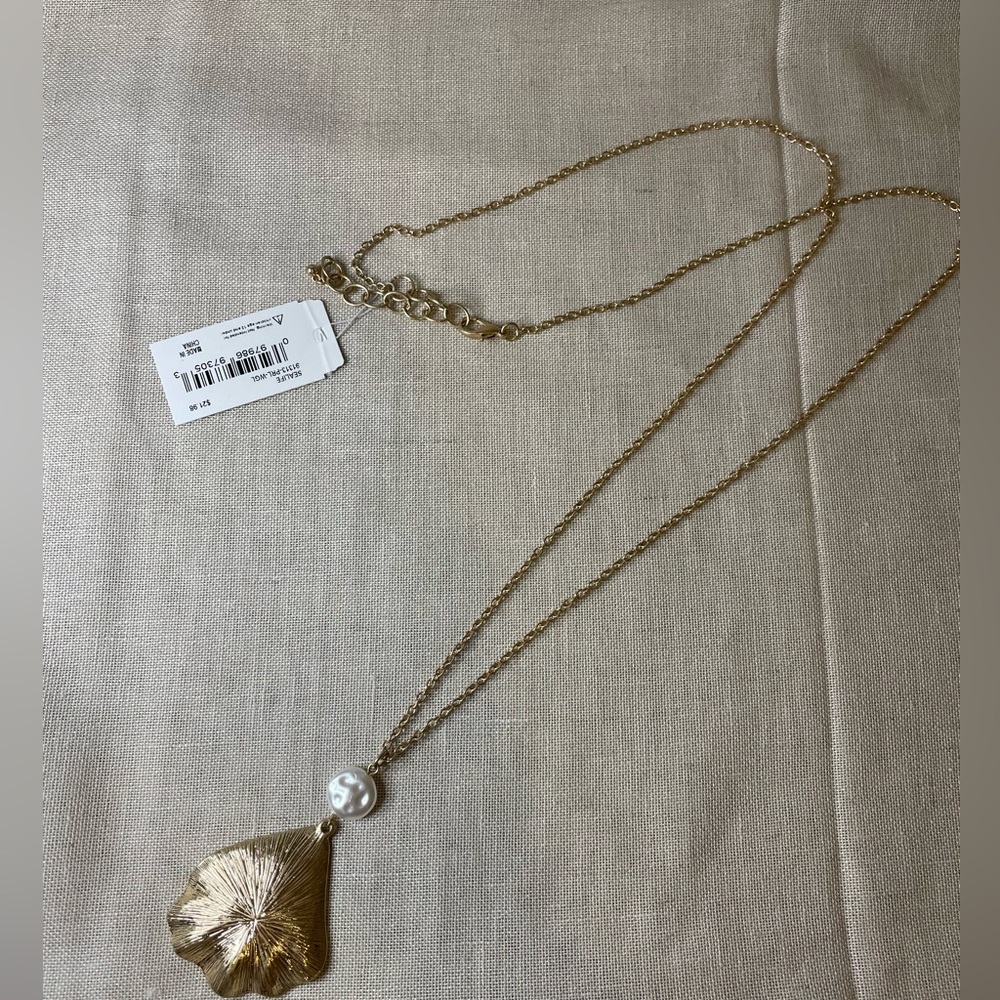 Shell/Pearl necklace, NWT